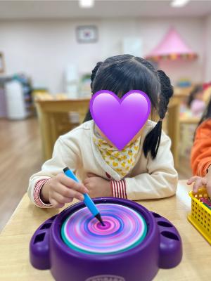 2025.12.19. 새싹반에서 놀아요-스핀아트로 가을 나무 꾸미기